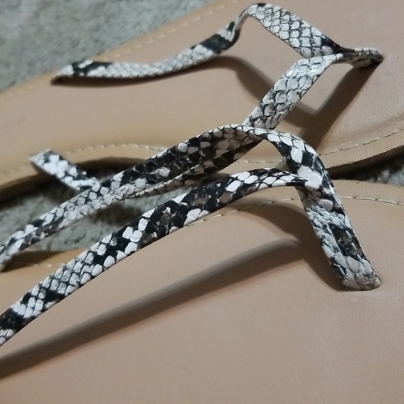 OLD NAVY Snakeprint Sandals/Flip Flops-8 - Picture 4 of 5